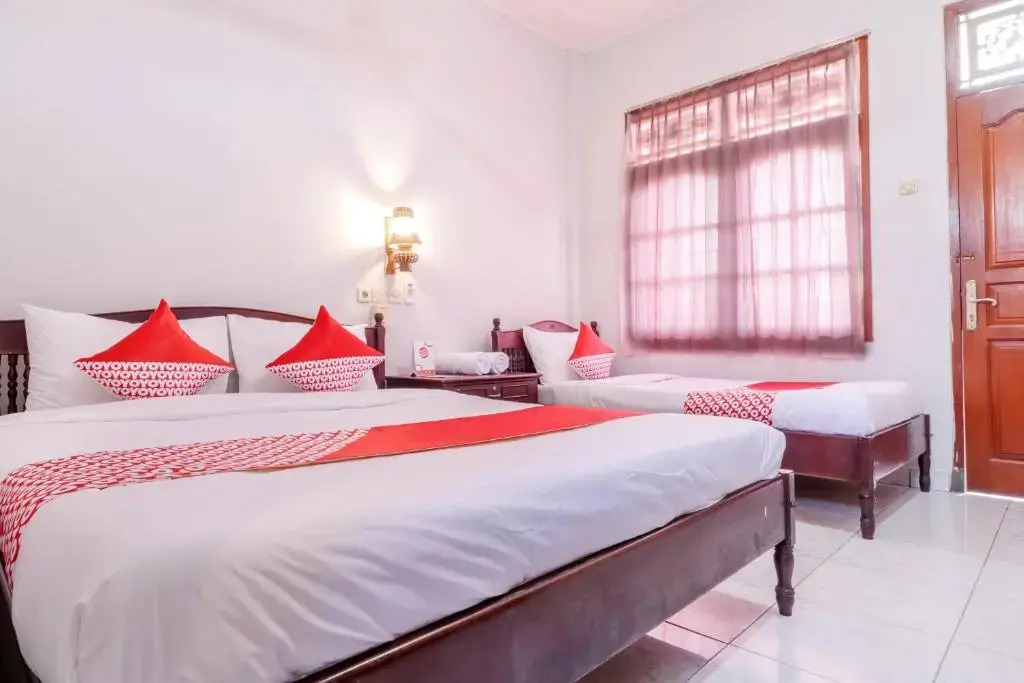 OYO 2411 Taman Mekar Beach Inn 2