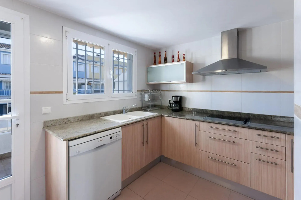 GOLDEN - Chalet with shared pool in Playa de Gandia. Free WiFi