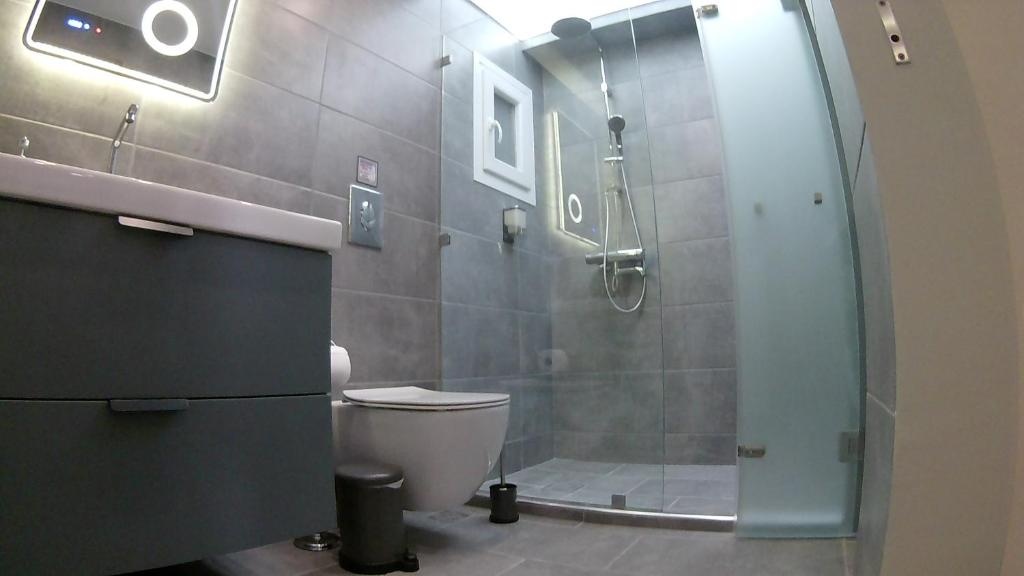 “ZEUS”, STYLISH LUXURY BUSINESS SUITE in the heart of Athens.