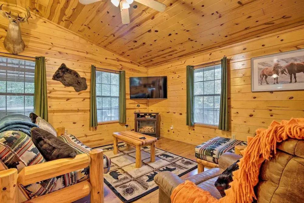 Broken Bow Cabin w/ Hot Tub, Near Hiking + Fishing