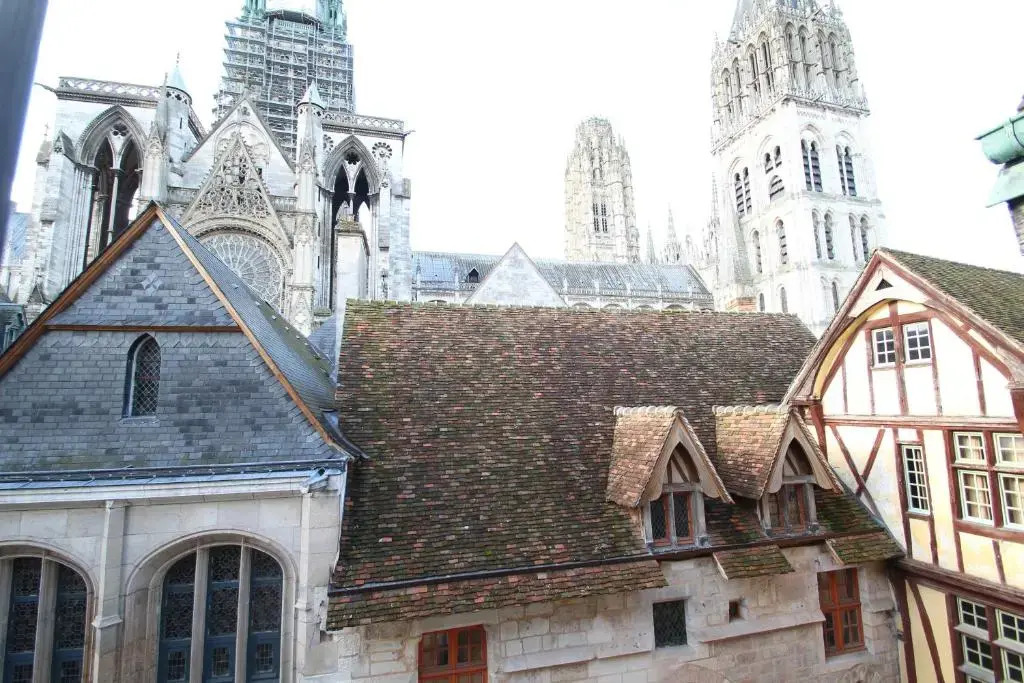 F2 de charme au cœur de Rouen, vu unique sur la cathédrale