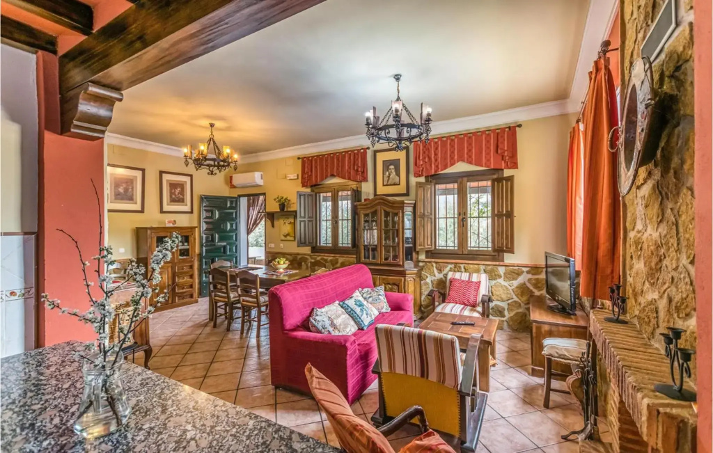Amazing home in Crdoba with 4 Bedrooms, Private swimming pool and Outdoor swimming pool