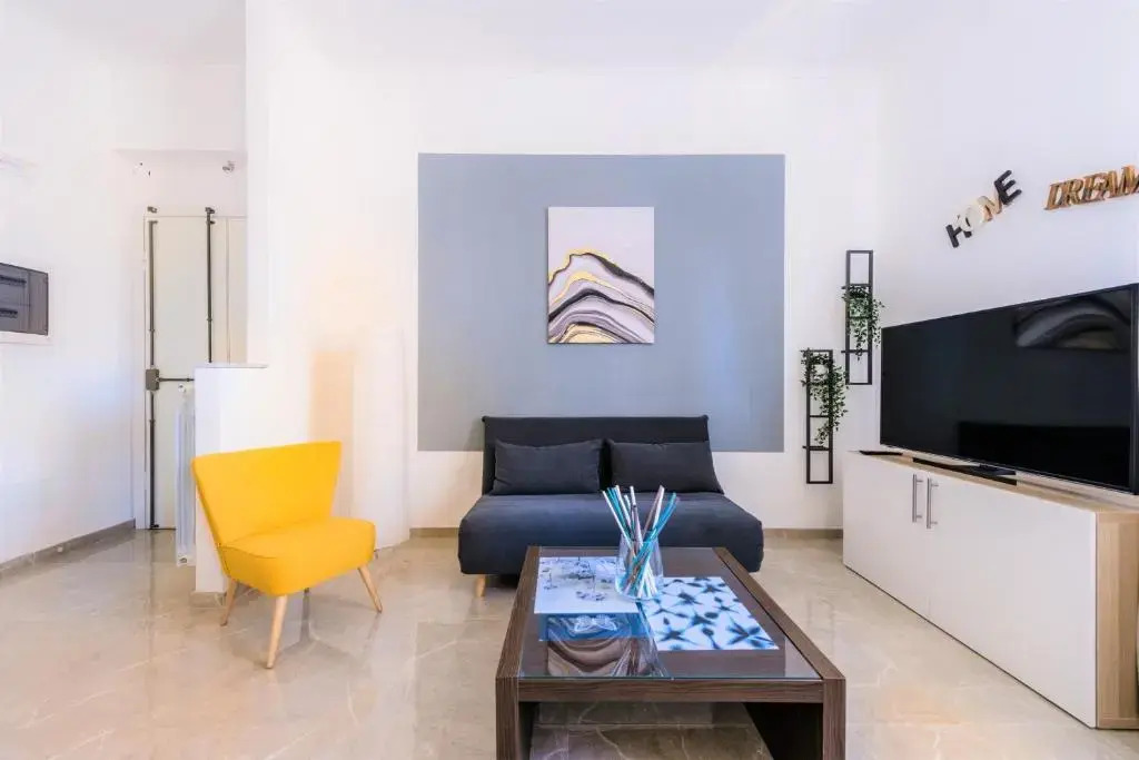 Hostly - ColorHome Pisa Midtown - Unique 3 Rooms with 3 Private Bathrooms