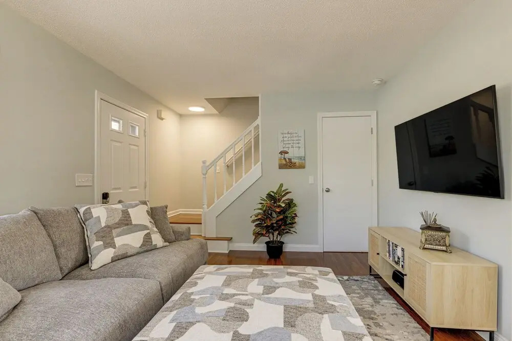 Niantic Duplex w/ Deck < 1 Mi to Beach + Boardwalk