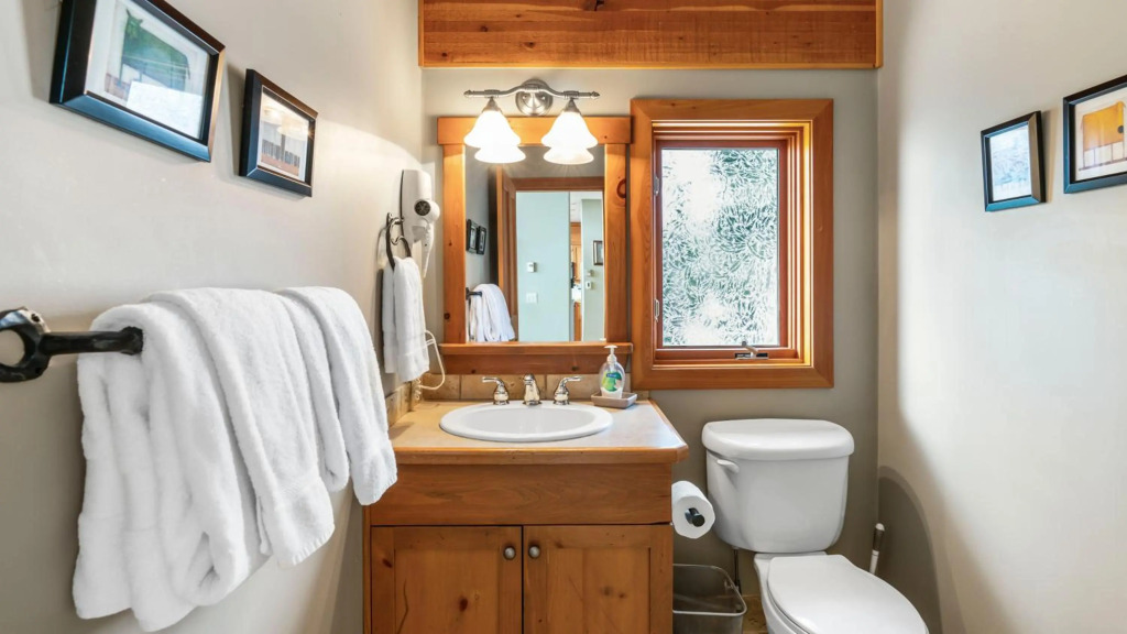 Coyote Creek - Large Ski In/Ski Out Chalet with Amazing Views & Private Hot Tub