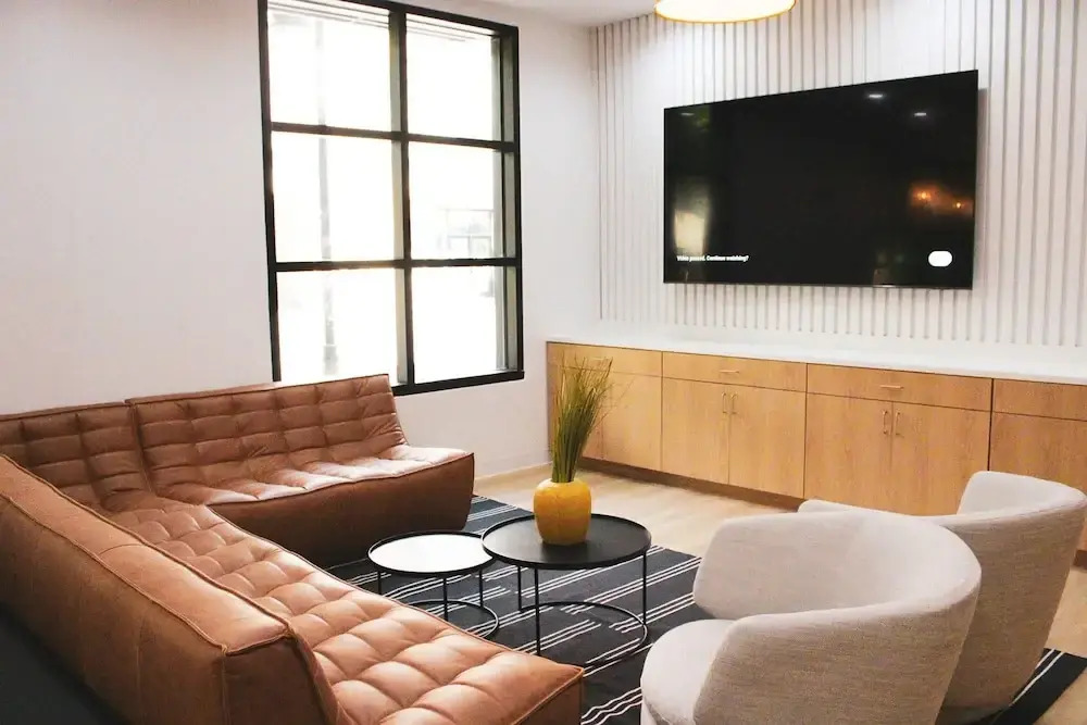 Modern Condo With Pool, Gym, Workspaces & BBQ