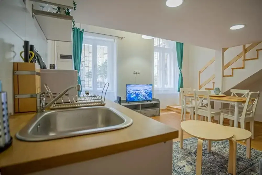 Boutique apartment in the party street