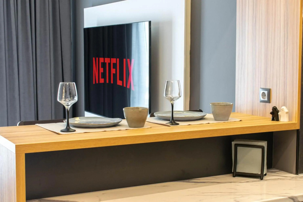 Luxury & Minimal Urban Apartment - 65 inch TV