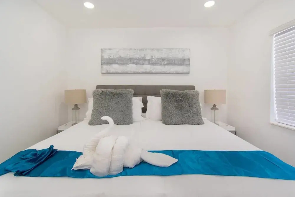Lovely 1 BR W Parking Space & Walk to the Beach 7