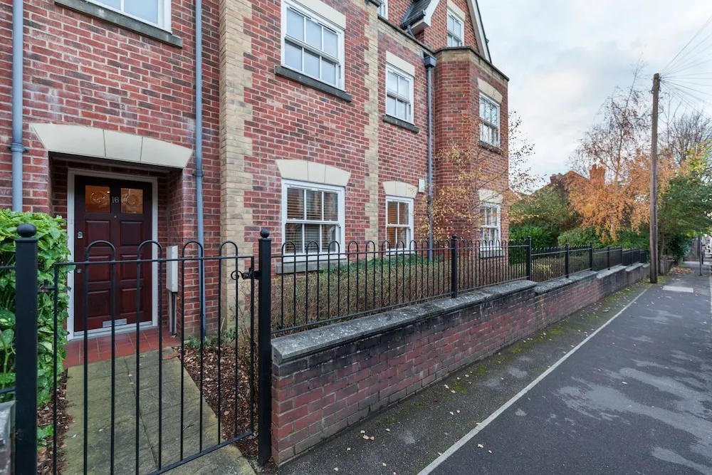 Roomspace Apartments -Sandfield Court