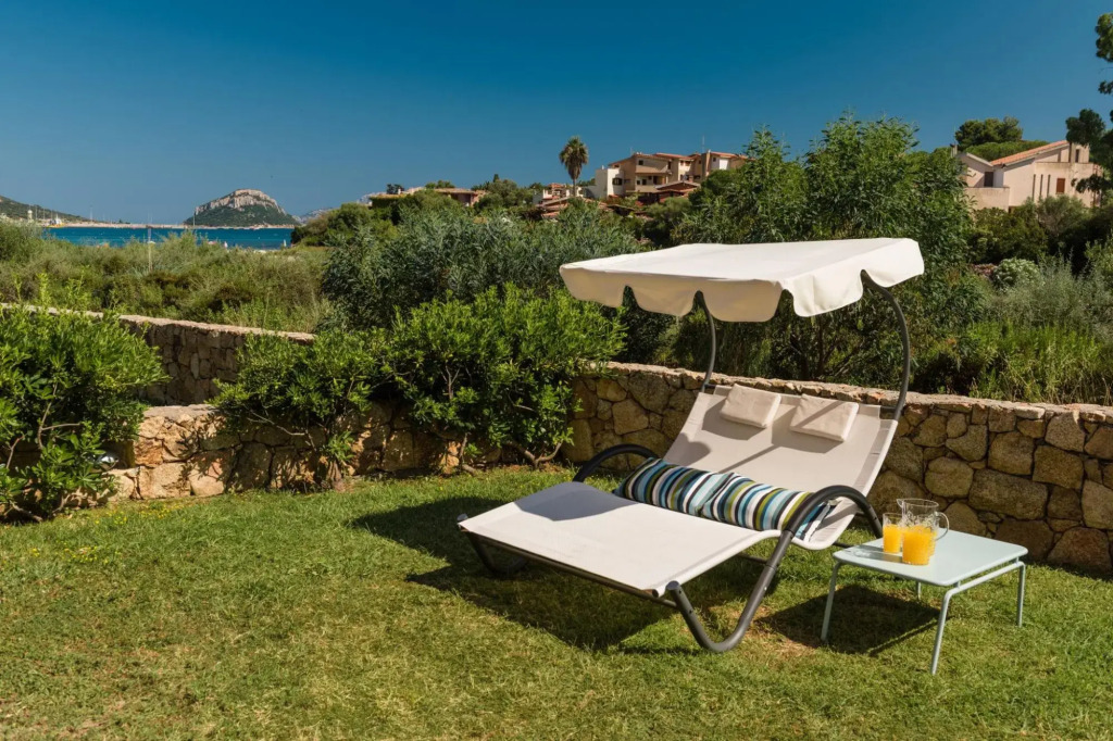 It consists of 4 bedrooms (1 double and one with twin beds, 1 double with also a single bed, one dou-PERLACEA 16