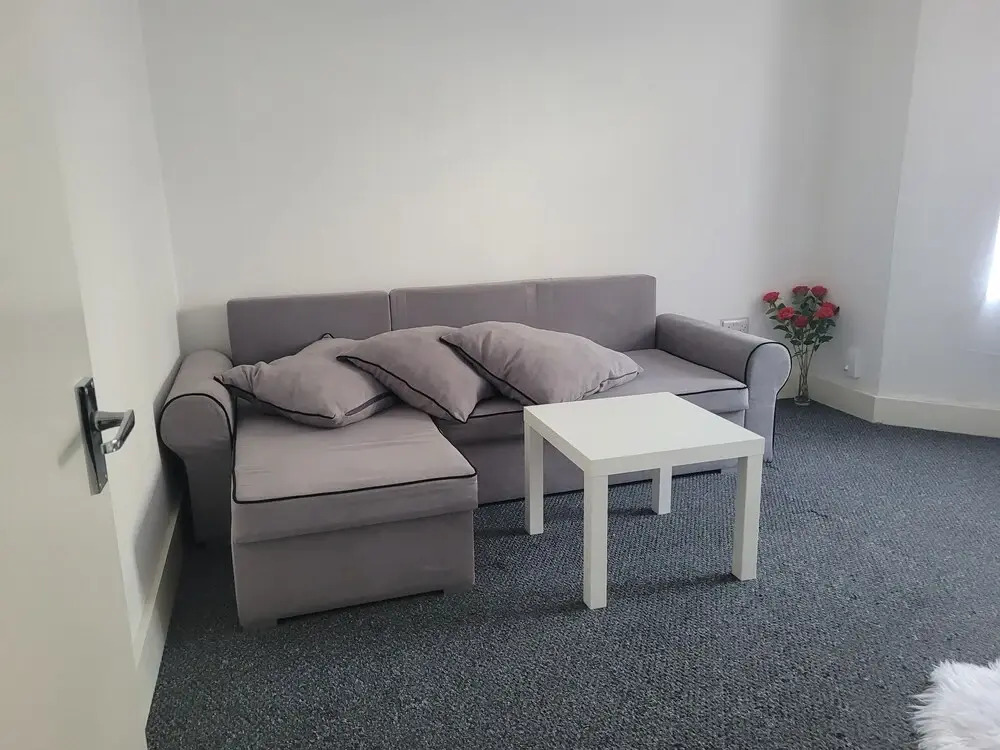 Lovely 2-bed Fully Refurbished House in London