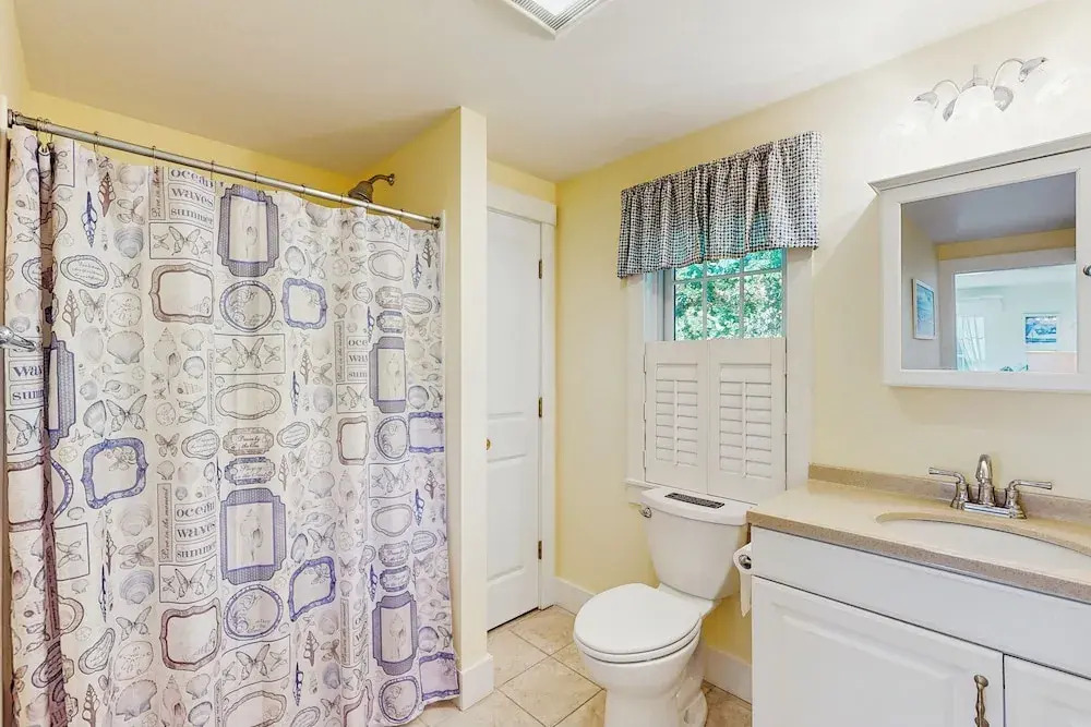 3BR House in Central Location w/ AC, Deck & Yard