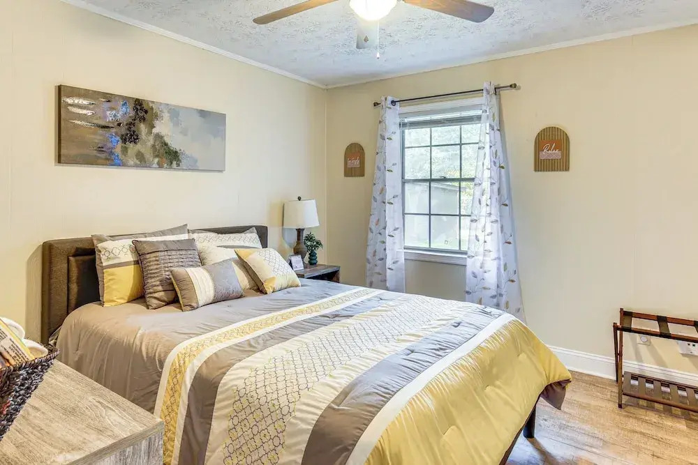 1 Mi to Dtwn Waycross: Home w/ Furnished Porch
