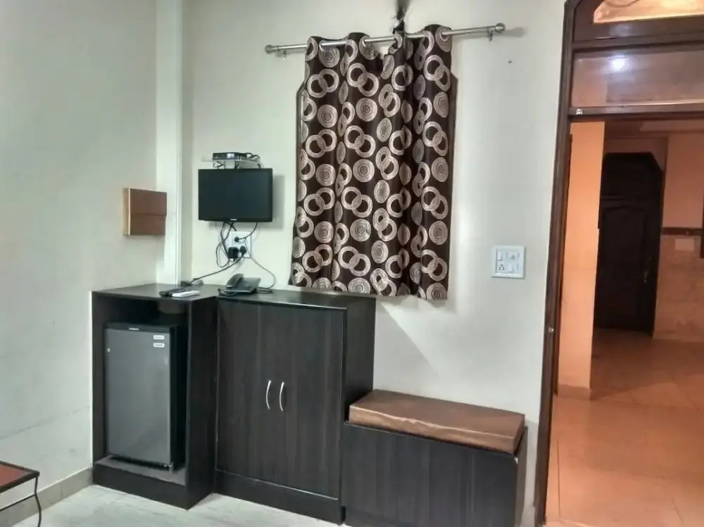 Hotel Pearl Plaza, City Centre - Near Connaught Place & NDLS Railway Station