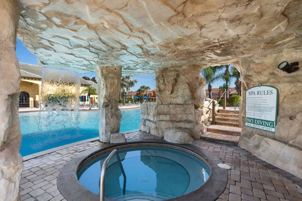 8960 Paradise Palms