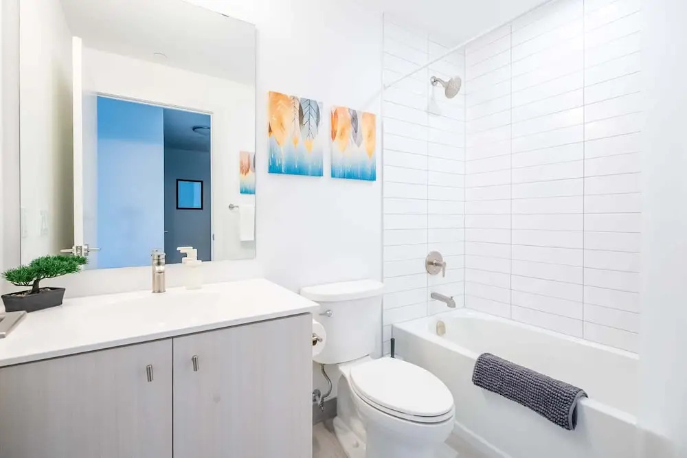 High Rise 1BR Condo w Balcony & Beautiful Views