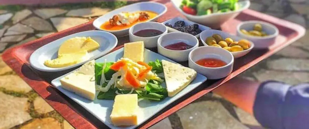 Saki Alaçatı Otel & Meyhane