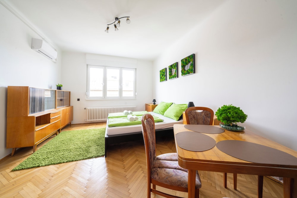Pozsonyi Suite – 3Br Family Stay | Ac + Balcony