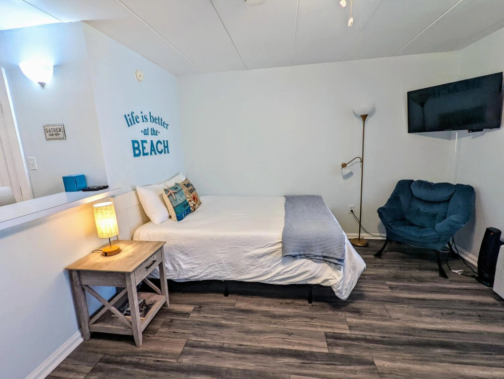 Renovated Oceanfront Boardwalk Pool, Beach, Kitchen, Restaurant, 4 People, cozy studio unit, walk right out no elevator