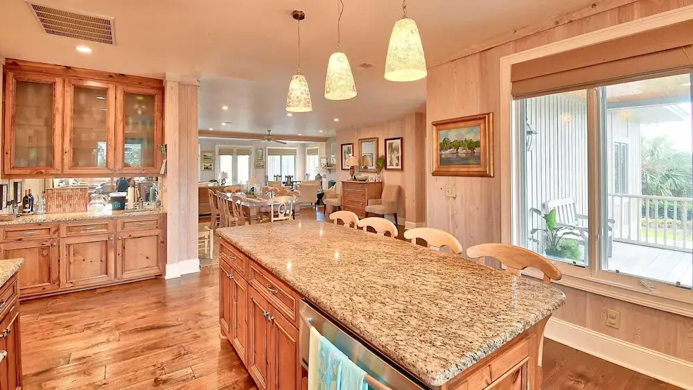 134 Maison Blanche 7 Br Home by RedAwning