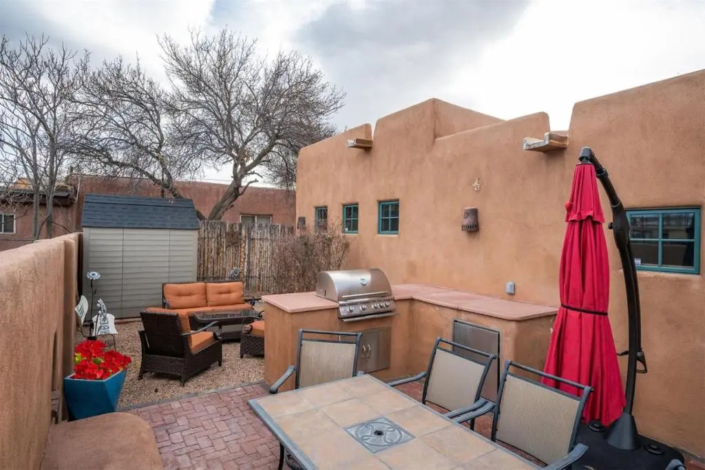 Casa Nona - Pristine Home in the Railyard District, Walk to The Plaza