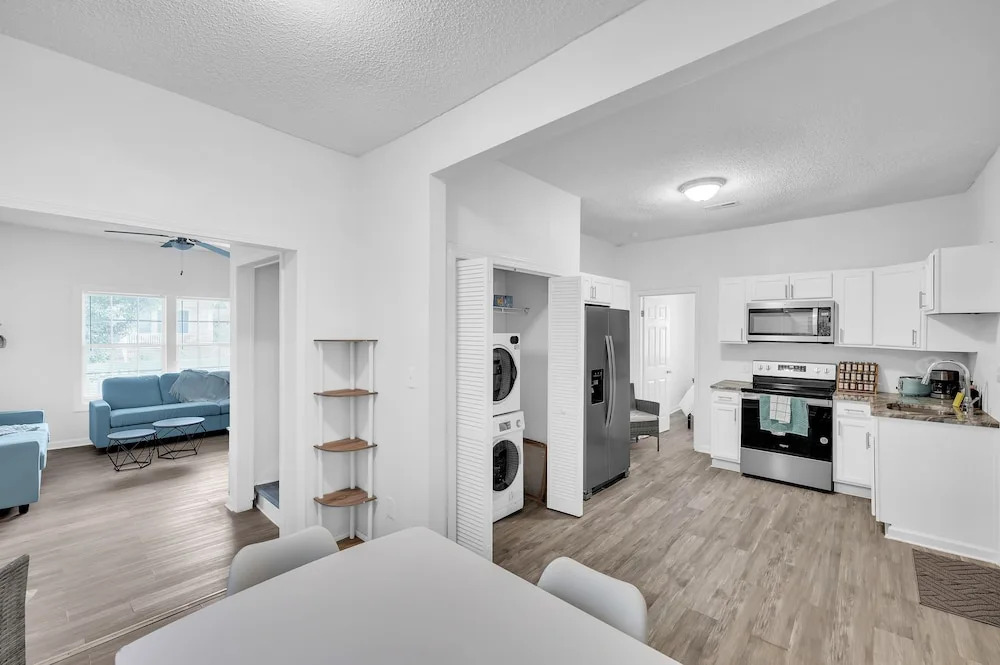 Quiet Family Home - Downtown, Pet Friendly, 4 Beds
