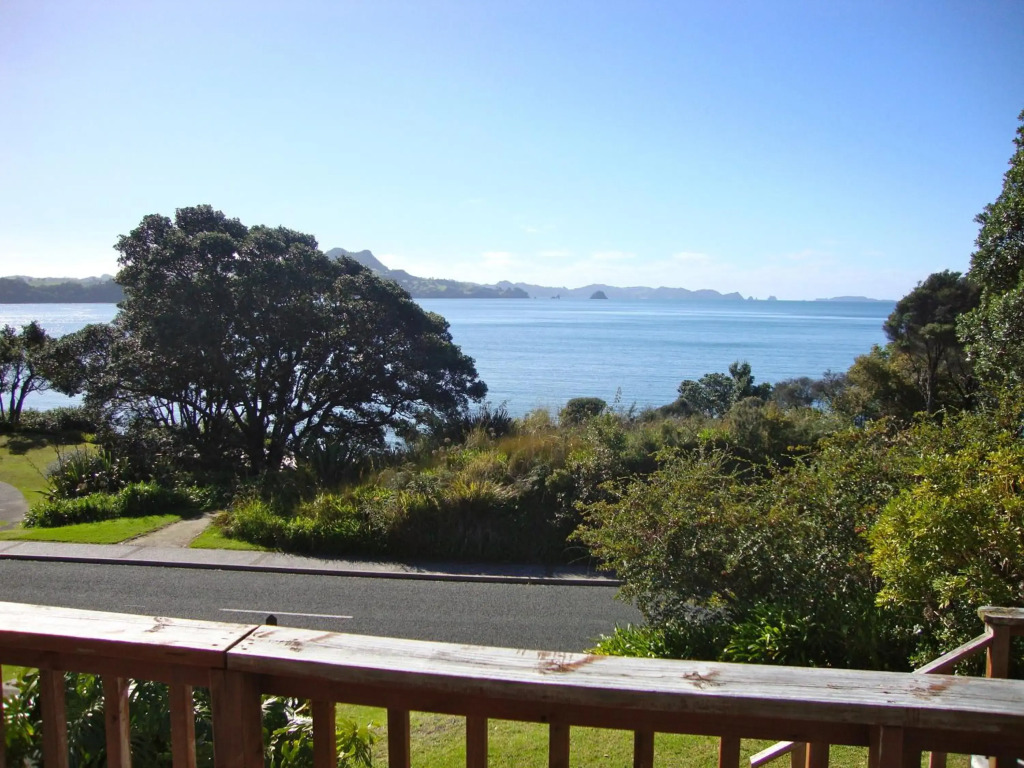 The Retreat - Front Beach Bach