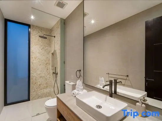 Six Palm 2BR Villa w/ Rooftop Near Padang Beach