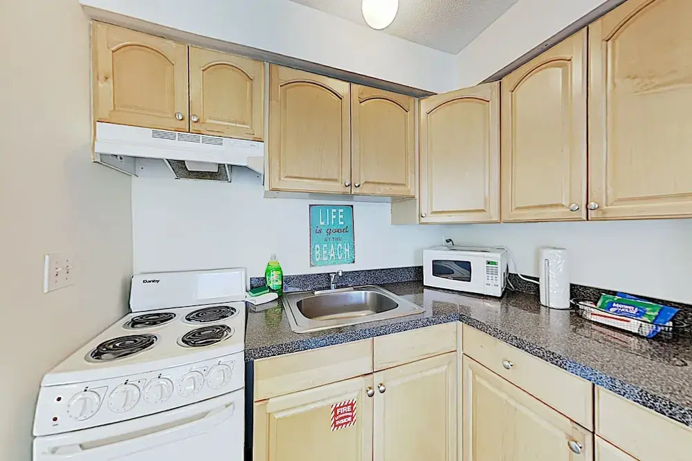 New Listing! Tranquil Getaway 350 To Prized Beach 1 Bedroom Apts