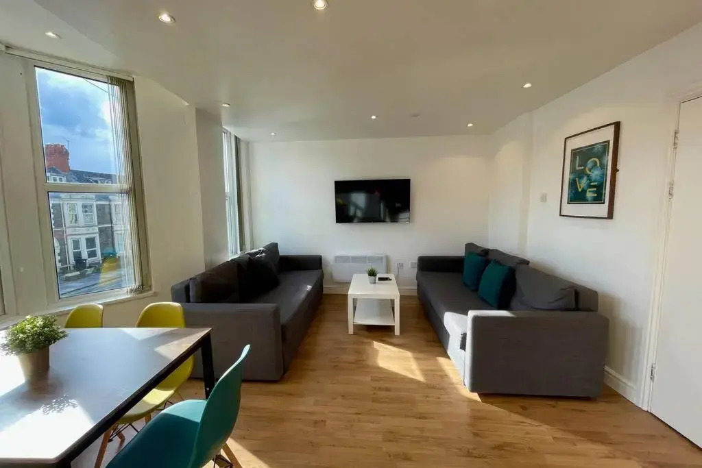 Duplex Apartment For Up to 13 Near City Centre