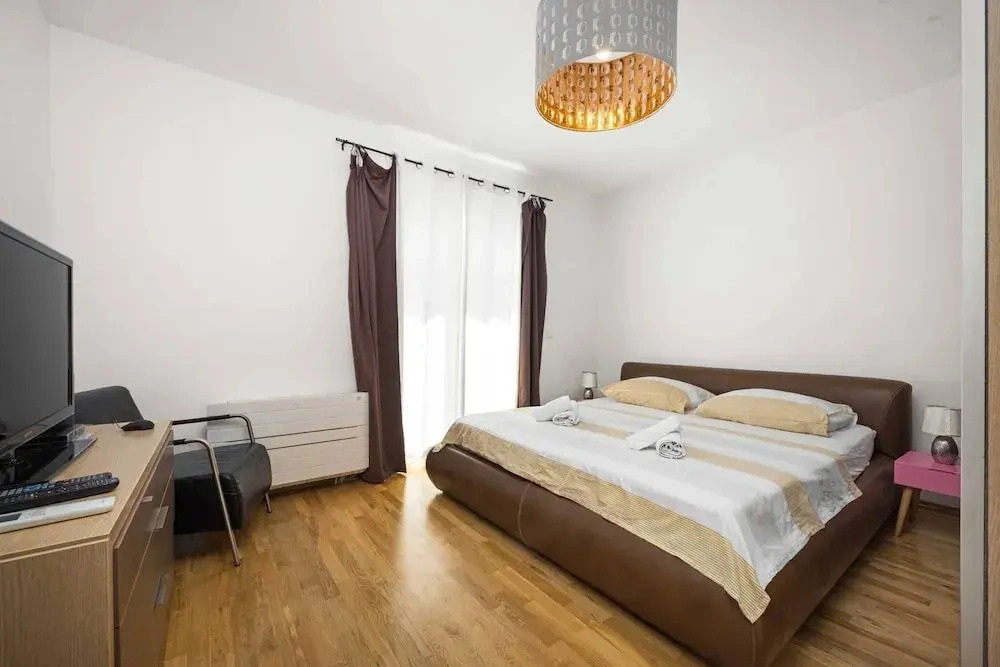 Spacious Apartment in Brodarica With Garden