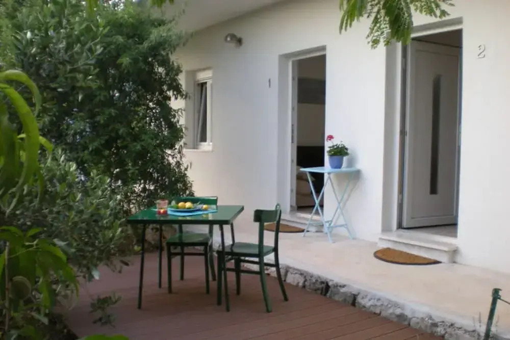 Simplistic Holiday Home in Sumartin near Sea Beach