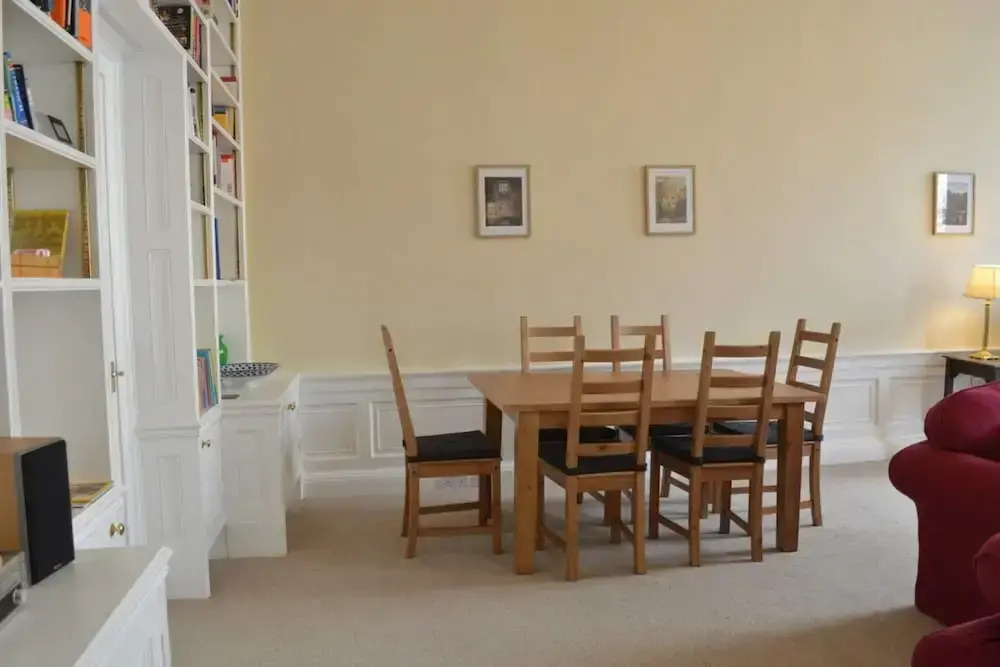 Traditional Georgian Flat in New Town, Sleeps 5-6