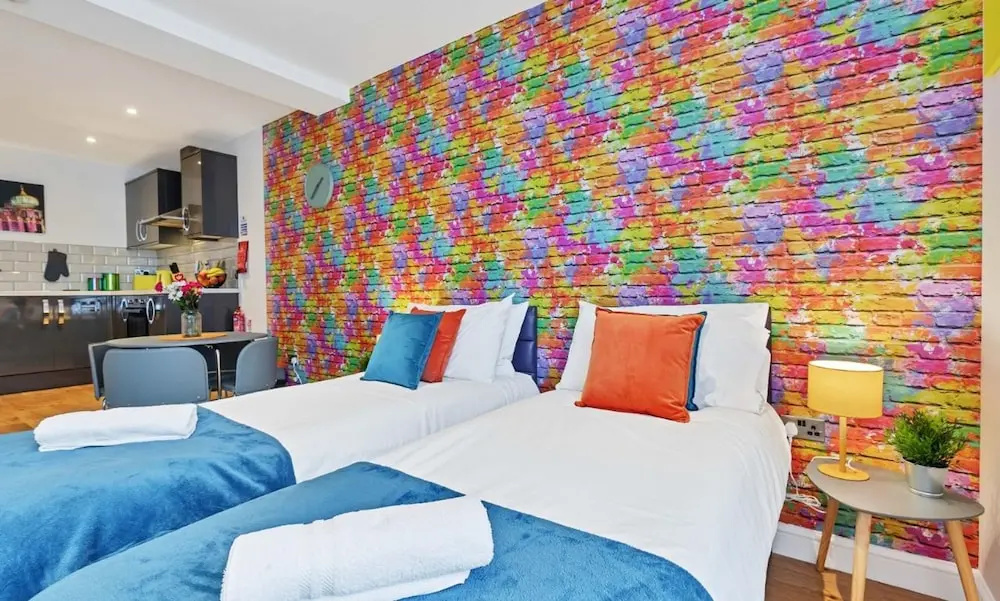 Rainbow Studio - Spacious City Centre - Close to sea - Sleeps 1 to 3 Guests