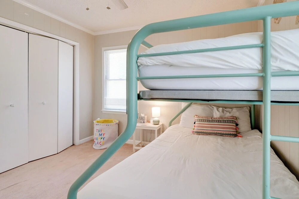 7 Blocks to the Beach: Family Oak Island Retreat
