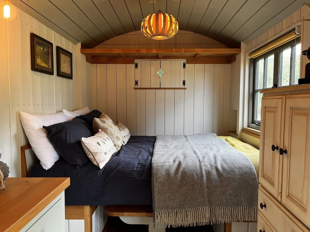 The Crooked Gate - Luxury Romantic Getaway