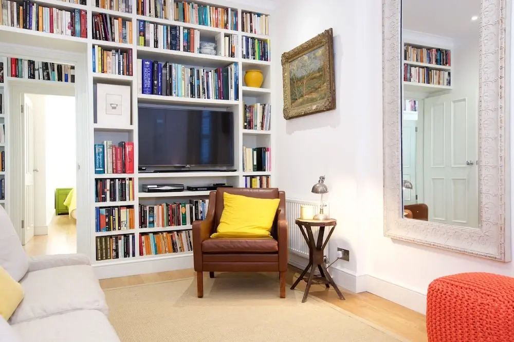 JOIVY English Retro 2BR Apt Near Battersea Park