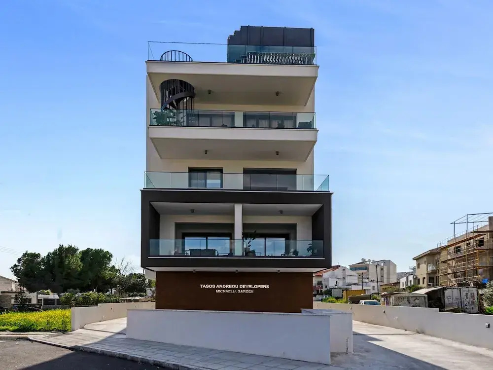 Sanders Triple - Nice 1-bdr Apt With Balcony