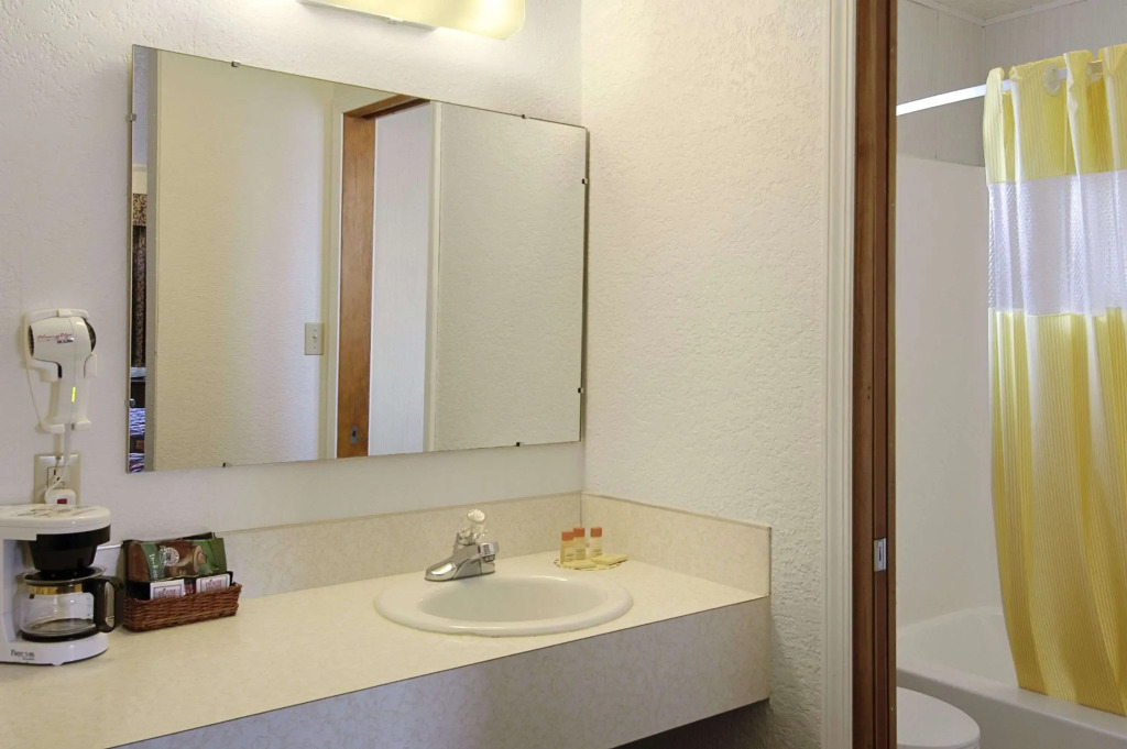Days Inn by Wyndham Mackinaw City - Lakeview