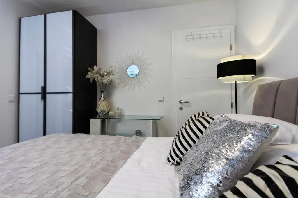 Lux penthouse with beautiful sea and island view 6 + 2