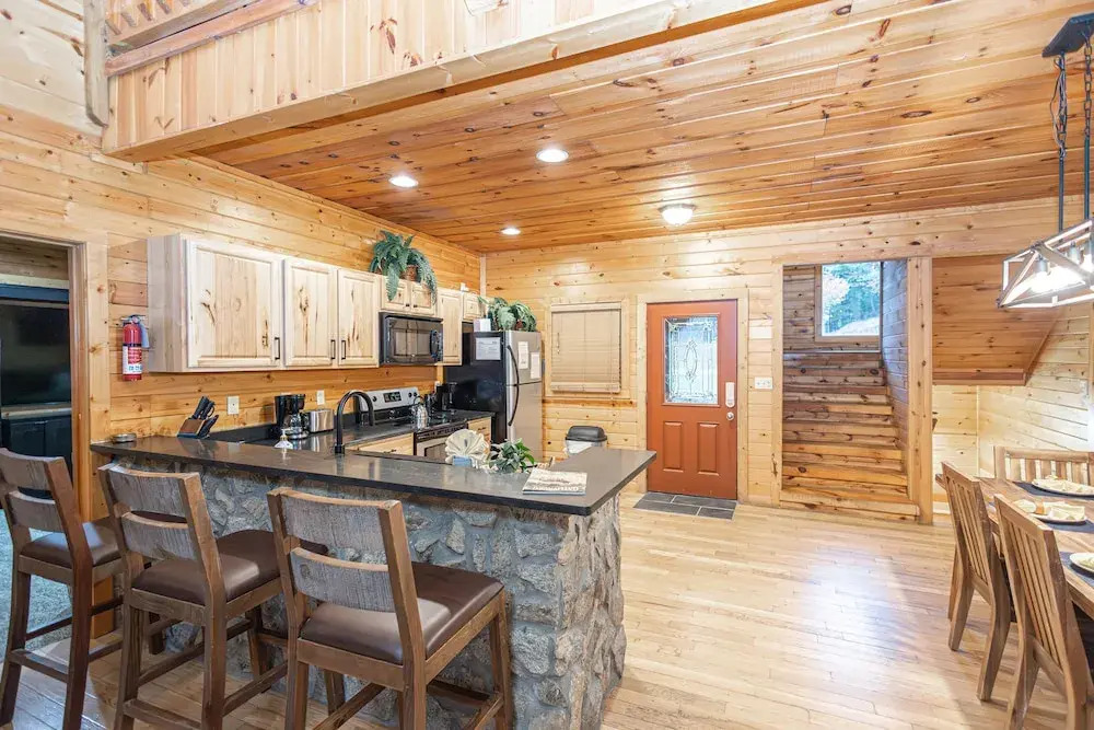 Majestic Springs Lodge 3 Bedroom Cabin by RedAwning