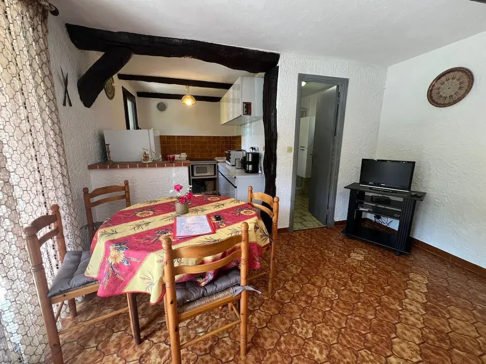 Small Holiday Home With Private Terrace and Shared Garden, Cagnes-sur-mer