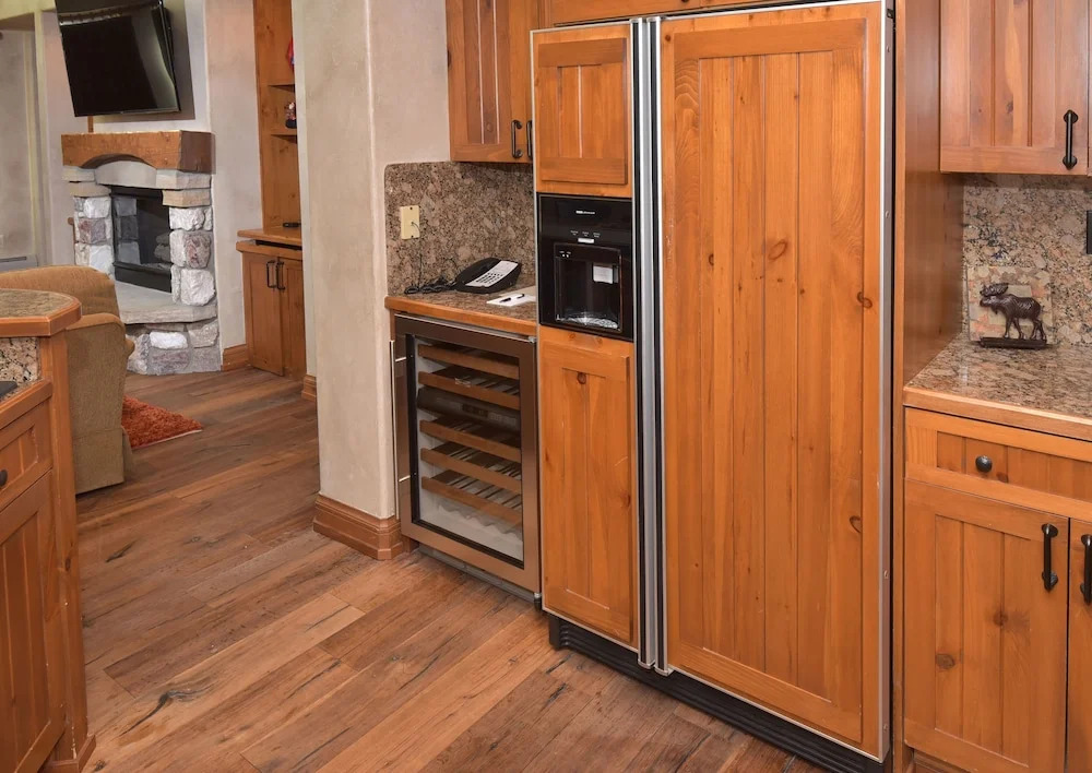 Spacious 4br 4.5ba  Ski In/out-stay +7 Nights 4 Bedroom Condo by RedAwning