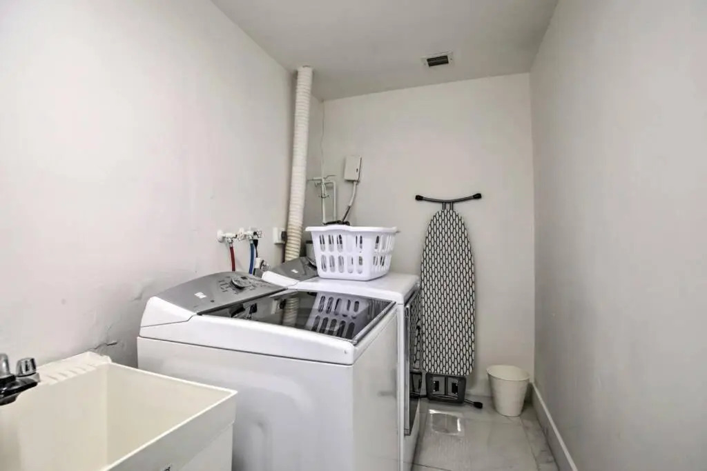 Stunning 4 Bedrooms House with Pool 6mins to Ocean