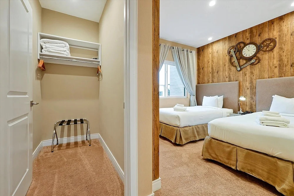 Spacious Luxury 4BR Suite Near Disney