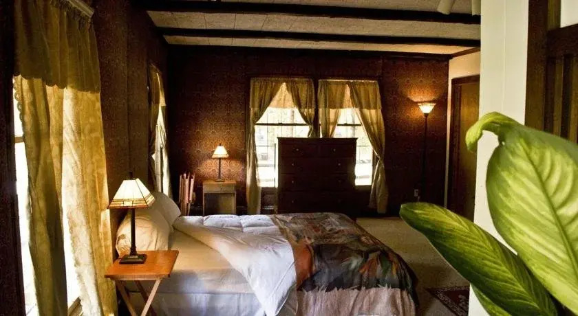 Stones Lodge under Mt. Stratton