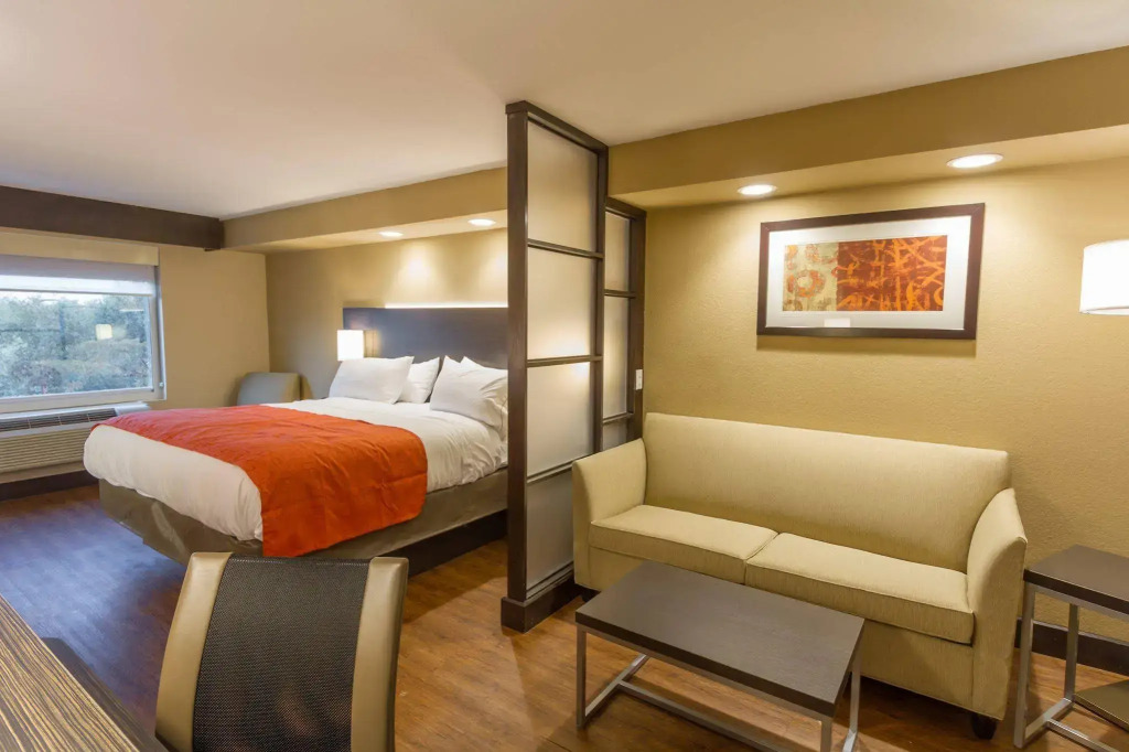 Holiday Inn Express & Suites San Antonio Medical - Six Flags by IHG