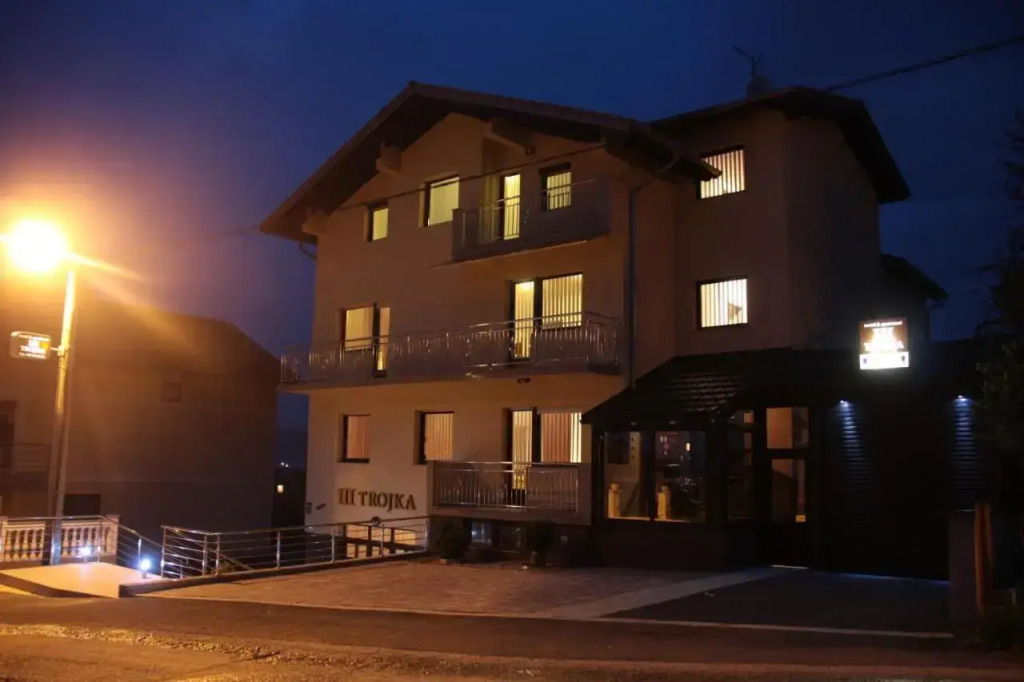 Apartmani i Bungalovi TROJKA