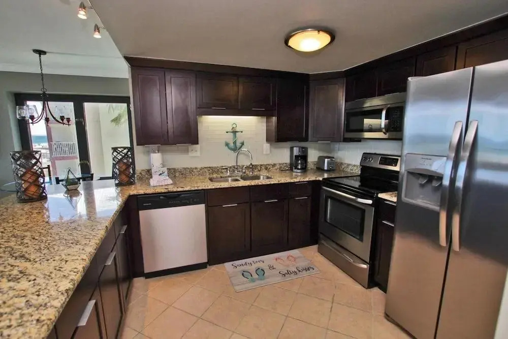 Island Winds West 280 by Youngs Suncoast